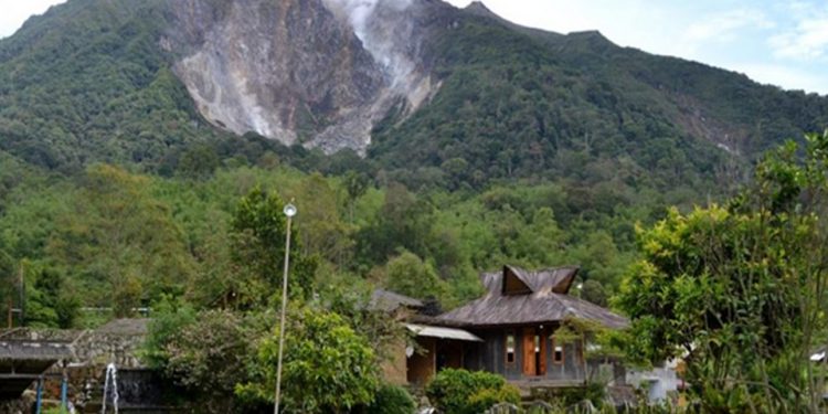 “Air Emas” di Kaki Gunung Sibayak