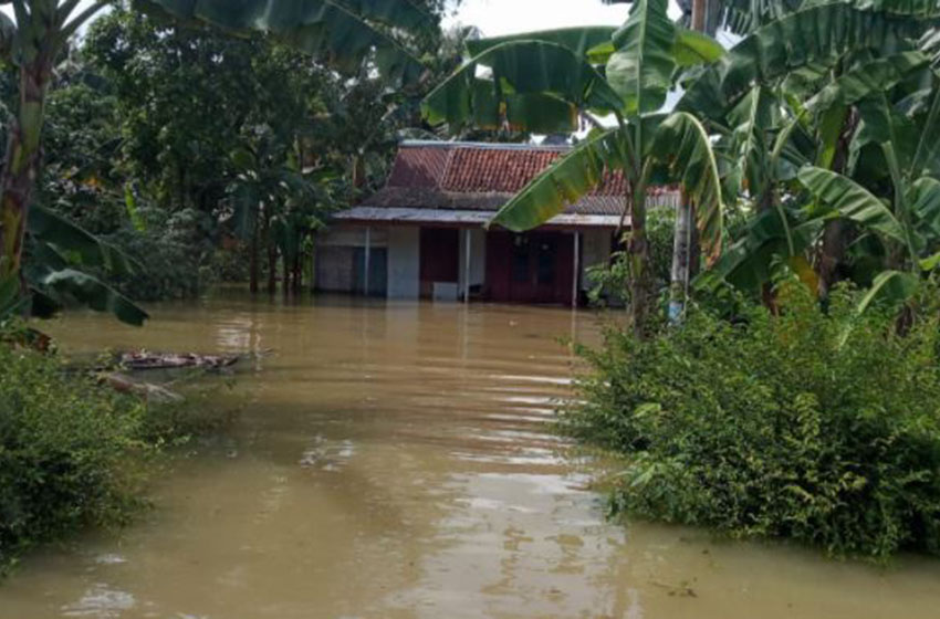  Pengungsi Banjir Cilacap Bertambah, Dua Warga Terjangkit Covid 19 Dievakuasi