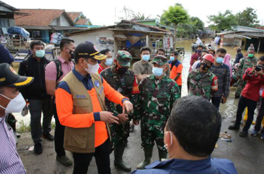  Kepala BNPB Tinjau Penanganan Banjir di Karawang dan Serahkan Bantuan 500 Juta