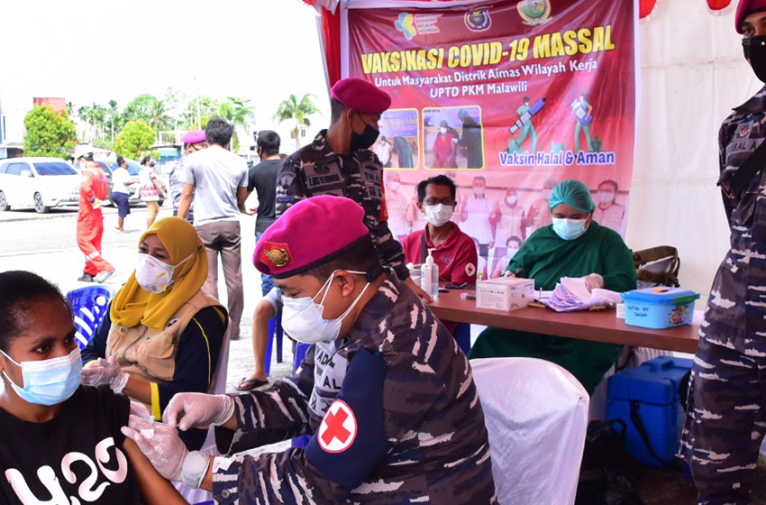  TNI AL Gelar Vaksinasi Covid-19 di Puskesmas Mariat Kab Sorong Papua Barat