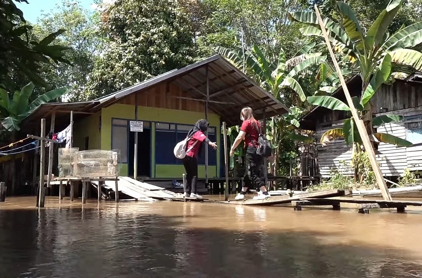  Deras dan Dalamnya Sungai di Kalimantan, Tak Halangi Purini Berikan Edukasi