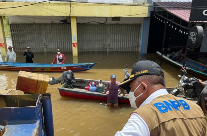  Serahkan Bantuan DSP Rp1,5 Miliar, Ganip Sampaikan Strategi Penanganan Banjir Sintang
