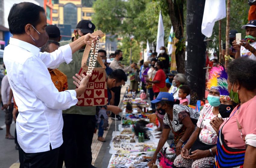  Presiden dan Rombongan Berbelanja di Pasar Noken Taman Imbi Jayapura