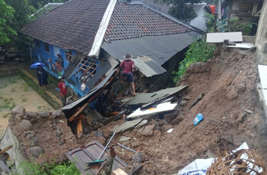  Delapan Siswa Alami Luka Akibat Cuaca Ekstrim yang Melanda Delapan Kecamatan di Lebak Banten
