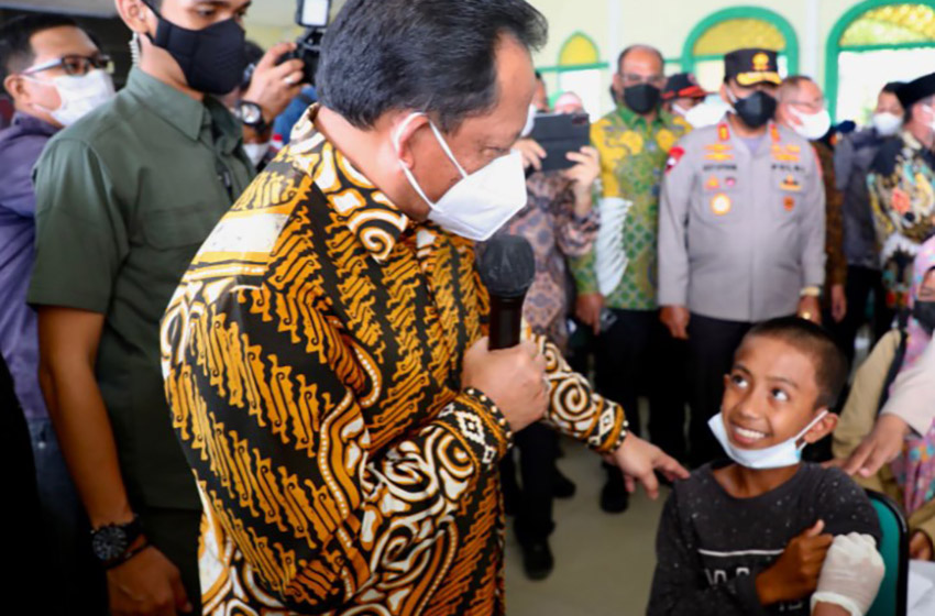  Tinjau Vaksinasi di Ternate, Mendagri Sapa Pelajar Usia 12 Tahun