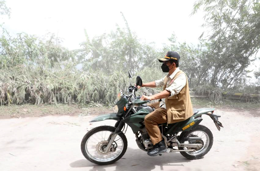  Kepala BNPB Letjen TNI Suharyanto Naik Trail di Lereng Semeru