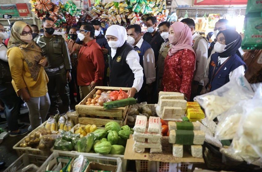  Gubernur Khofifah Blusukan ke Pasar Pastikan Stok Bahan Pokok Aman Jelang Nataru