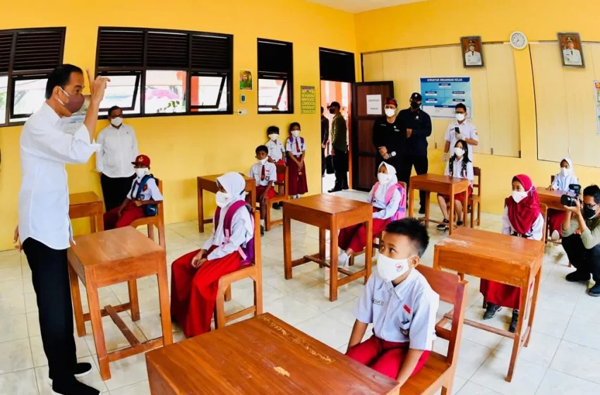  Presiden Jokowi Tinjau Vaksinasi dan Resmikan Renovasi SDN 3 Nglinduk