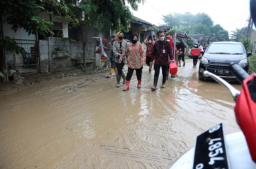  Kunjungi Lokasi Banjir, Mensos Keliling Rumah Warga Bagikan Bantuan Logistik