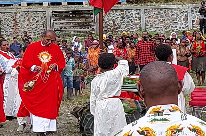  Umat Katolik Intan Jaya Laksanakan Perayaan Minggu Palma dengan Aman