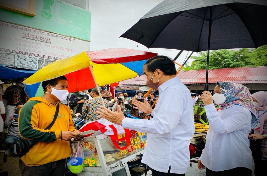  Presiden Bagikan BLT Minyak Goreng di Pasar Angso Duo Jambi