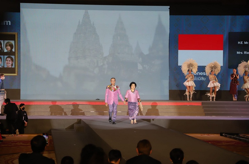  Kombinasi Batik dan Sutra Thailand Tampil pada Grand Thai Silk Fashion Extravaganza 2022 di Bangkok