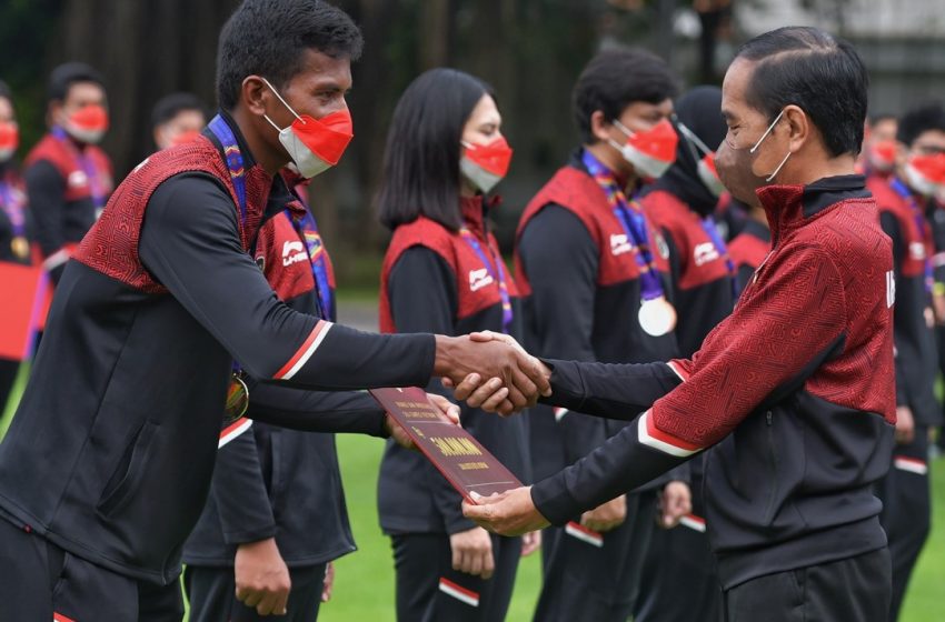  Presiden Jokowi Serahkan Bonus Apresiasi bagi Atlet Indonesia di SEA Games Vietnam