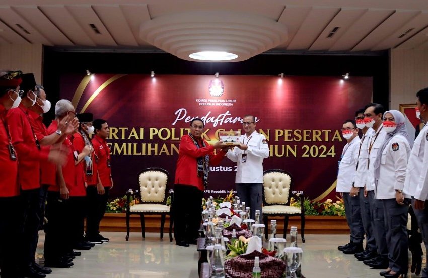  Surat Megawati Diserahkan Bambang Pacul, PDIP Resmi Daftar Pemilu ke KPU