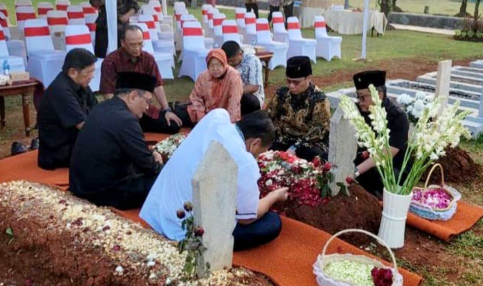 Hasto dan Pimpinan PDIP Ziarah ke Makam Tjahjo Kumolo