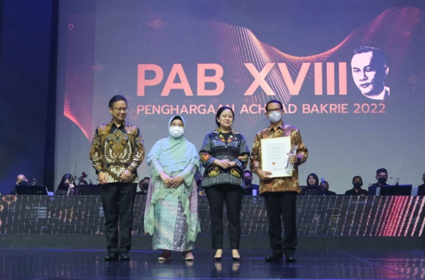  Serahkan Achmad Bakrie Award, Puan Apresiasi Dedikasi Dokter Tanggulangi Covid-19