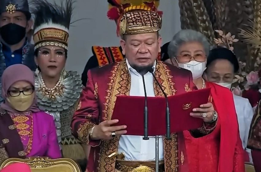  Berpakaian Adat Minang, LaNyalla Baca Teks Proklamasi di Istana Negara