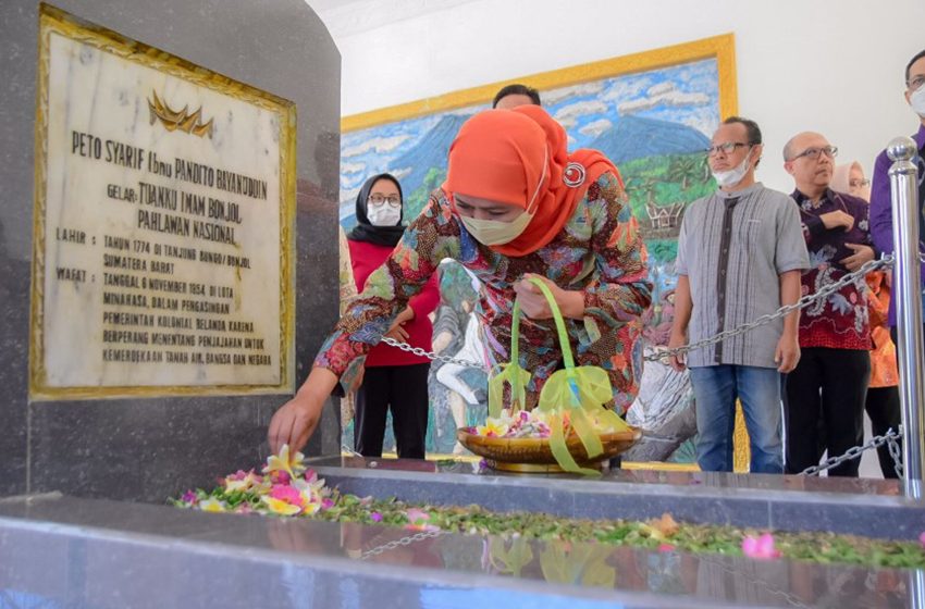  Gubernur Khofifah Ziarah ke Makam  Imam Bonjol dan Kyai Modjo