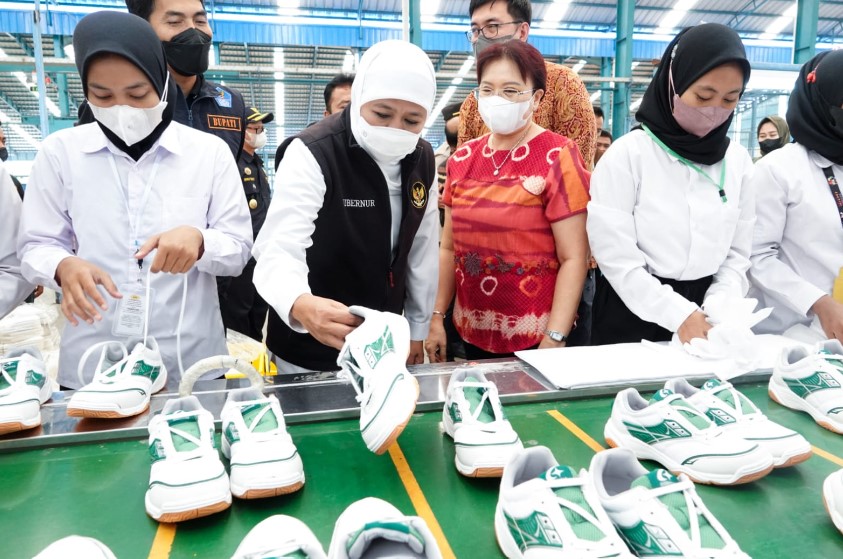  Gubernur Khofifah Lepas Ekspor 14.150 Pasang Sepatu ke China