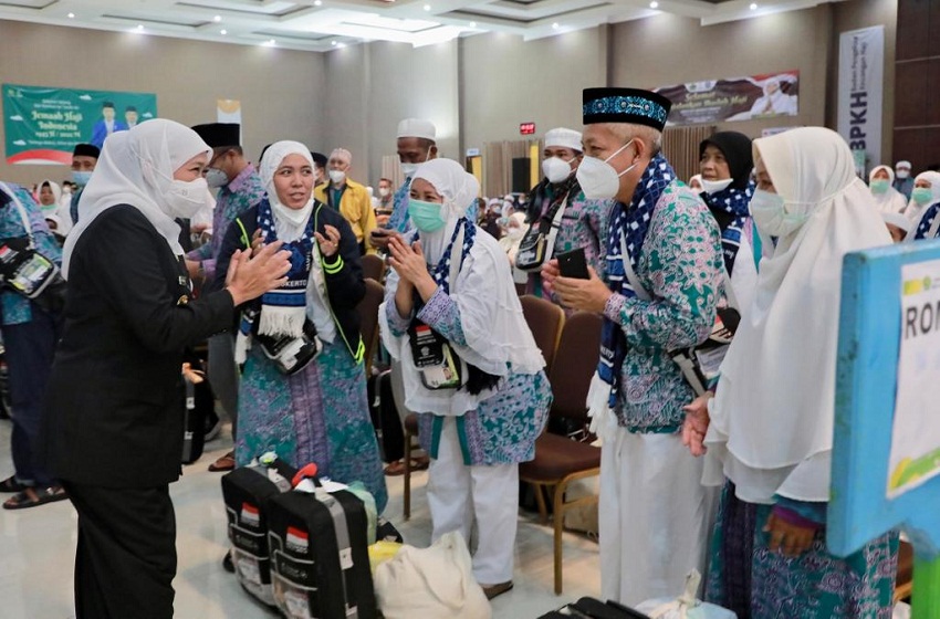  Gubernur Khofifah Bagikan Bendera Merah Putih Kepada Jemaah Haji Kloter Terakhir