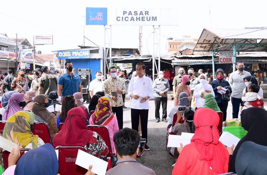  Presiden Jokowi Bagikan Bantuan Sosial di Pasar Cicaheum Bandung