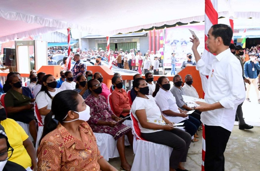  Presiden Jokowi Tinjau Penyerahan Bantuan Sosial di Kantor Pos Kepulauan Aru