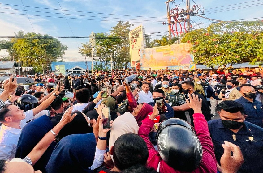  Masyarakat Baubau Sambut Kedatangan Presiden Jokowi
