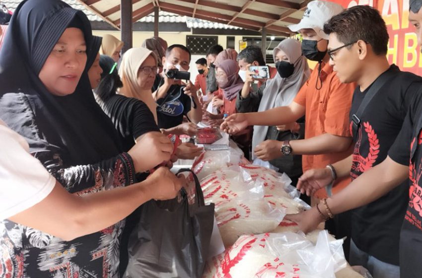  Para Ibu Berbondong-bondong Datangi Operasi Pasar Lumbung Pangan Jatim