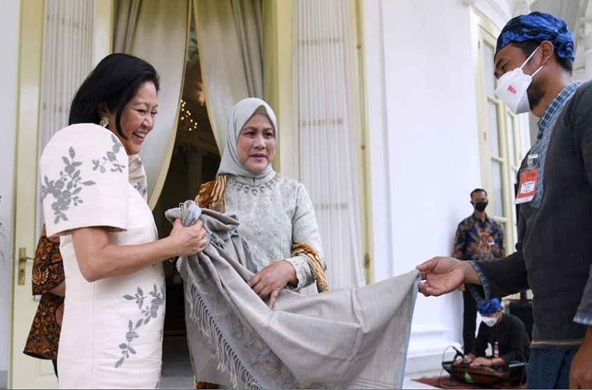  Ibu Iriana Ajak Istri Presiden Filipina Melihat Pameran Kain Asli Suku Badui