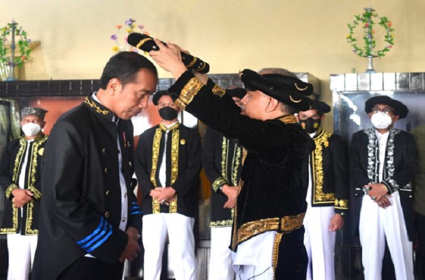  Presiden Jokowi Dianugerahi Gelar Kesultanan Ternate
