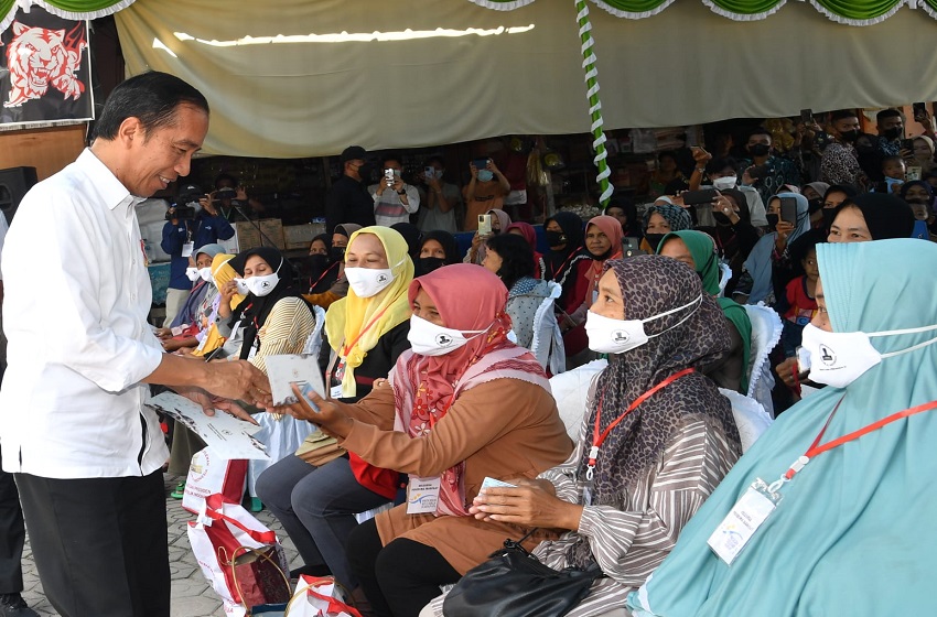  Presiden Jokowi Bagikan Bansos di Pasar Muntok Bangka Barat