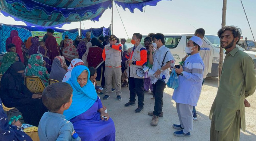  Edukasi Kesehatan Masyarakat di Pos Pengungsian Korban Banjir Pakistan