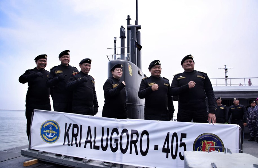  Naik Kapal Selam KRI Alugoro-405, Puan Terima Brevet Kehormatan TNI AL
