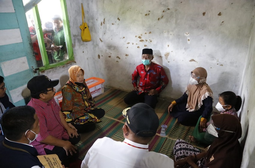  Kehadiran Mensos Disambut Haru Keluarga Penyintas Bencana Banjir di Lampung Selatan