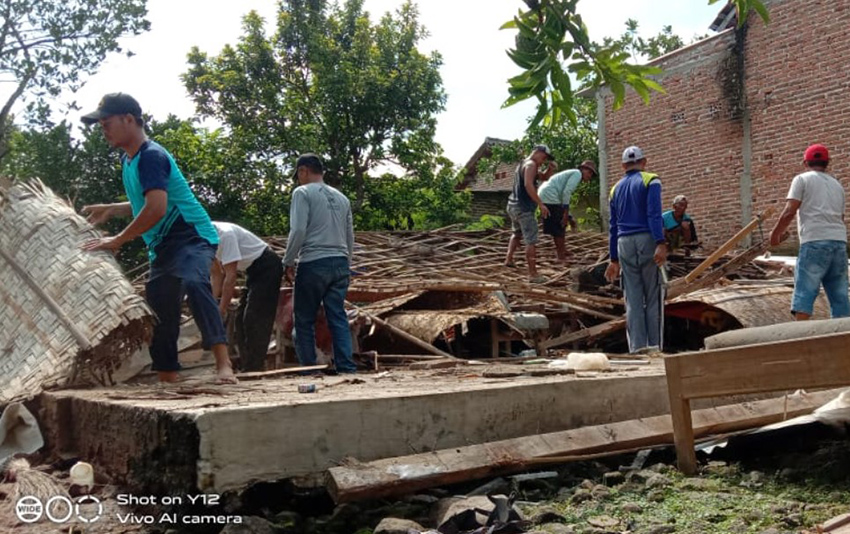 Rumah Reot Janda Renta di Madiun, Diambyarkan Hujan Ringan