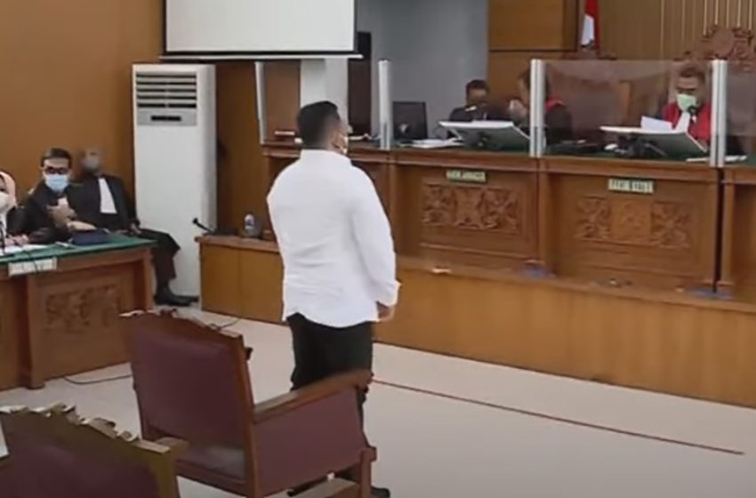 Divonis 15 Tahun, Kuat Ma’ruf Tampil Tenang