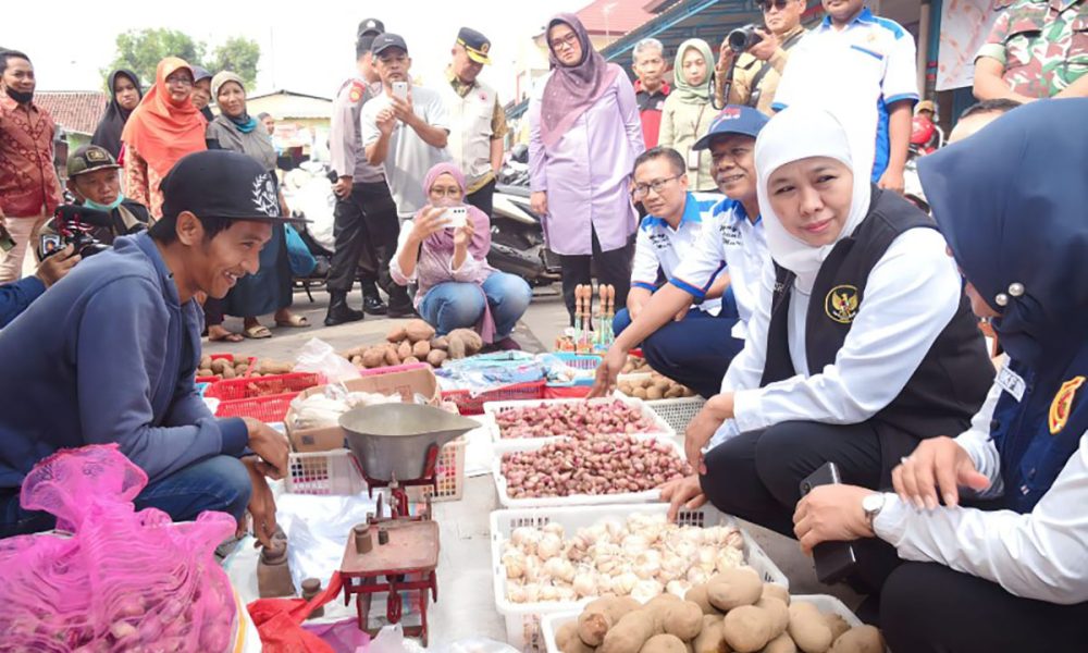 Blusukan ke Pasar Gubernur Khofifah Pastikan Stok Bahan Pokok Aman
