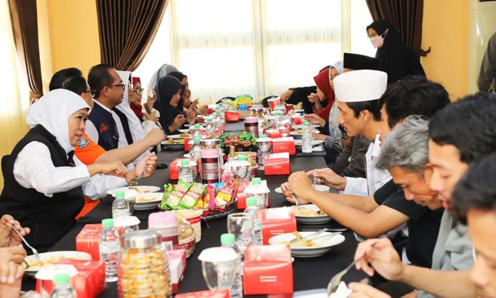 Tiba di Asrama Haji Sukolilo Surabaya, Gubernur Khofifah Menjamu Penyintas dari Sudan Ketupat Opor