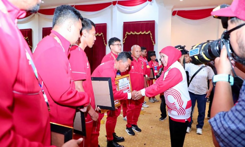 Gubernur Khofifah Beri Penghargaan pada 12 Atlet dan 3 Pelatih ASEAN Para Games 2023