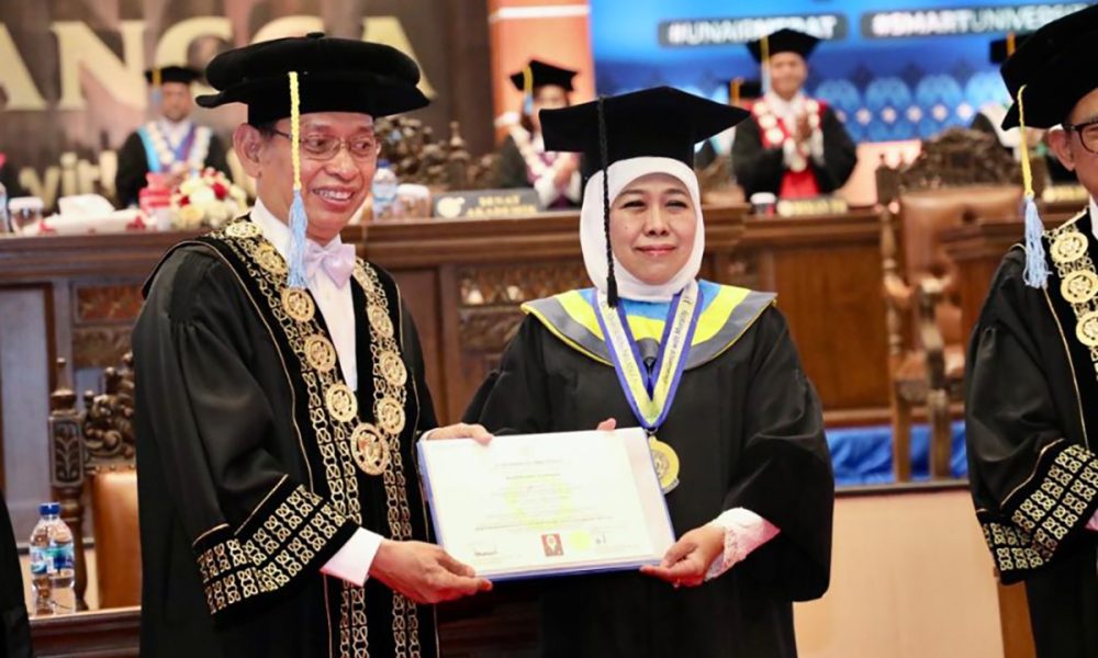 Gubernur Khofifah Raih Gelar Doktor HC Bidang Ekonomi dari FEB UNAIR