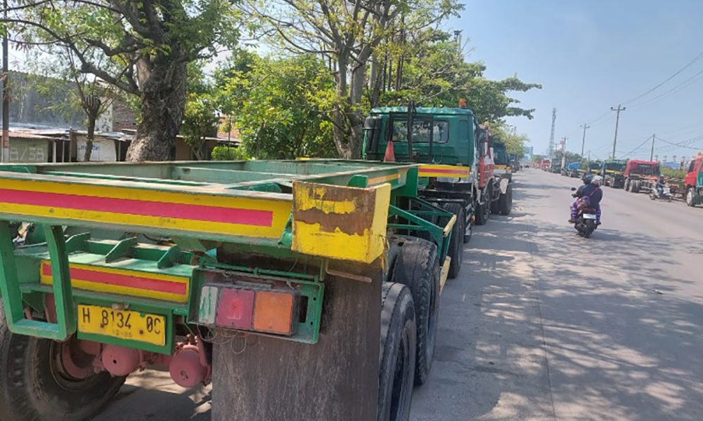 Truk Trailer dan Pengemudi Perlu Diperhatikan