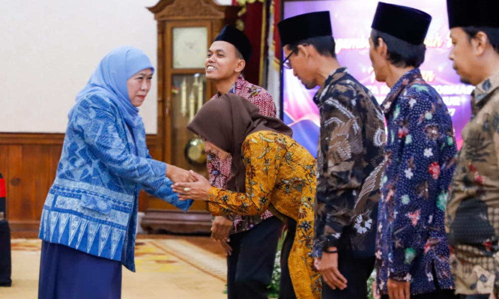 Lantik Anggota Komisi Informasi, Khofifah Minta Tancap Gas di Tahun Politik