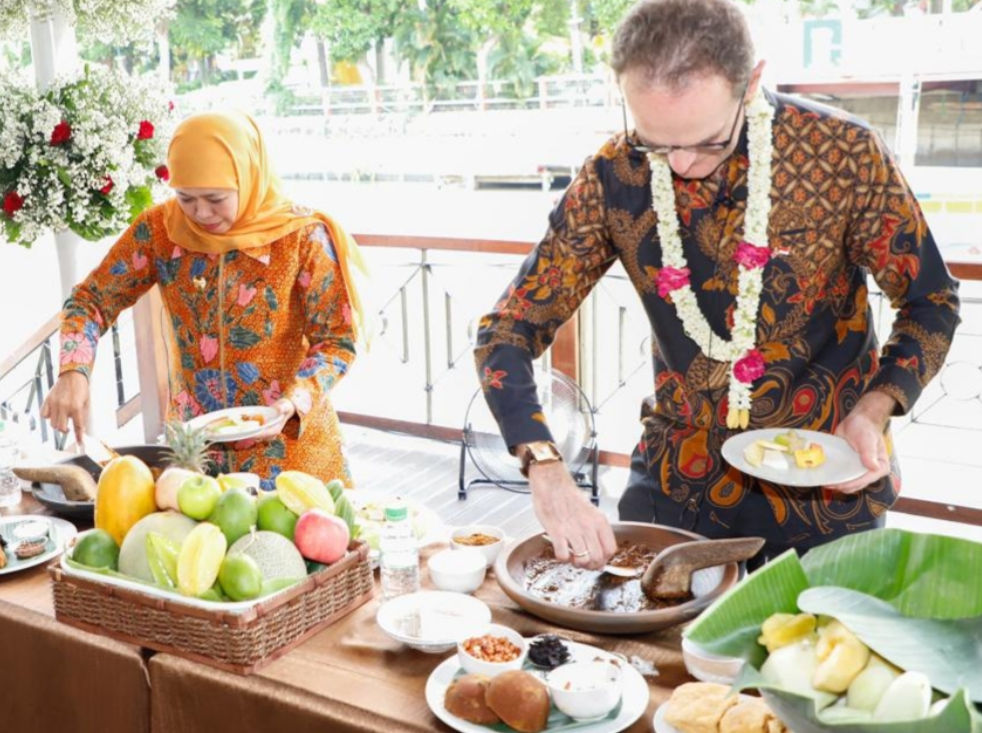 Dubes Inggris Nggak Mau Kalah Ngulek Rujak Bersama Khofifah