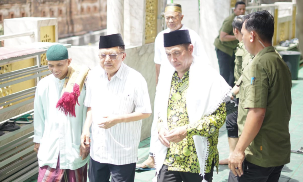 Jusuf Kalla Jumatan di Masjid Assassutaqwa Tuban Bali