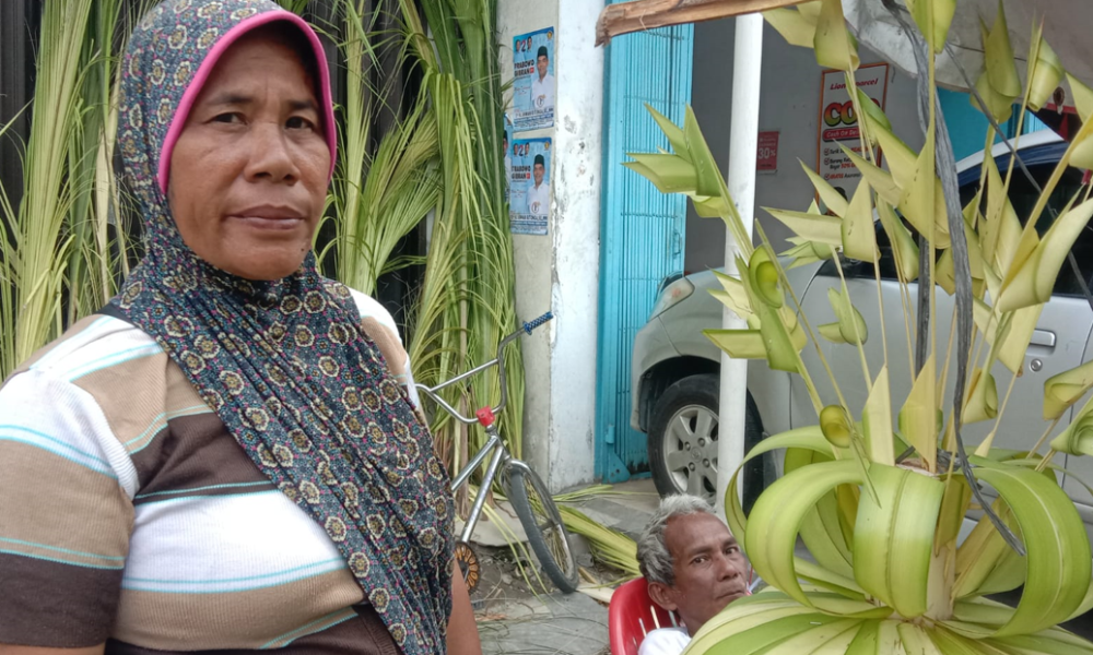 Di Tangan Terampil Janur Kelapa Bernilai Tinggi 