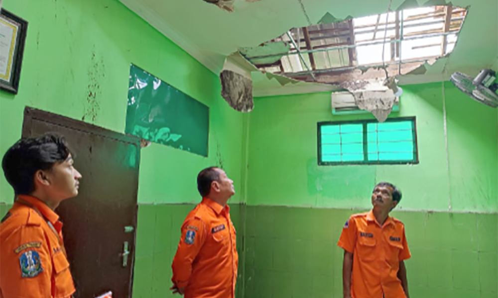 Angin Kencang Terjang Wilayah Sidoarjo, BPBD Jatim Respon Cepat Serahkan Bantuan kepada Warga