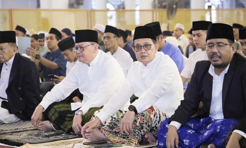 Pj Adhy Sholat Idul Fitri di Masjid Nasional Al Akbar