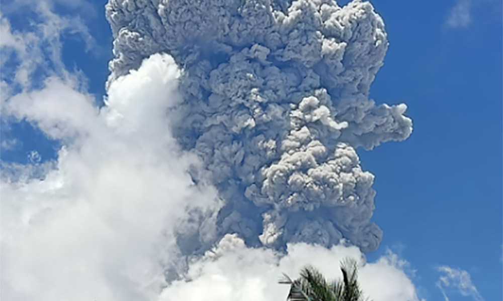 Gunung Ibu Kembali Erupsi, Tinggi Kolom Abu Teramati Capai 7.000 Meter