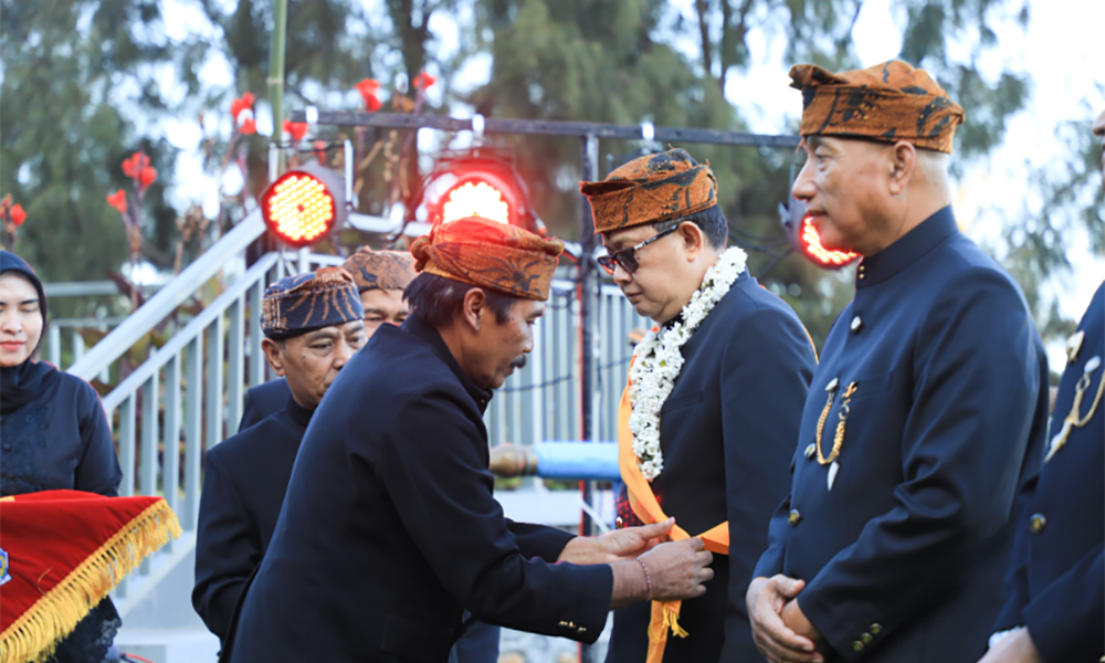 Pj. Adhy Dikukuhkan Sebagai Warga Kehormatan Masyarakat Suku Tengger