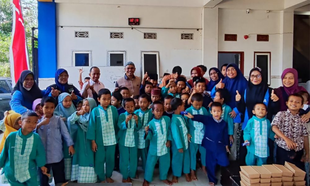 Alumni Stikosa AWS Bagikan 320 Makan Siang Gratis untuk Anak Yatim Piatu